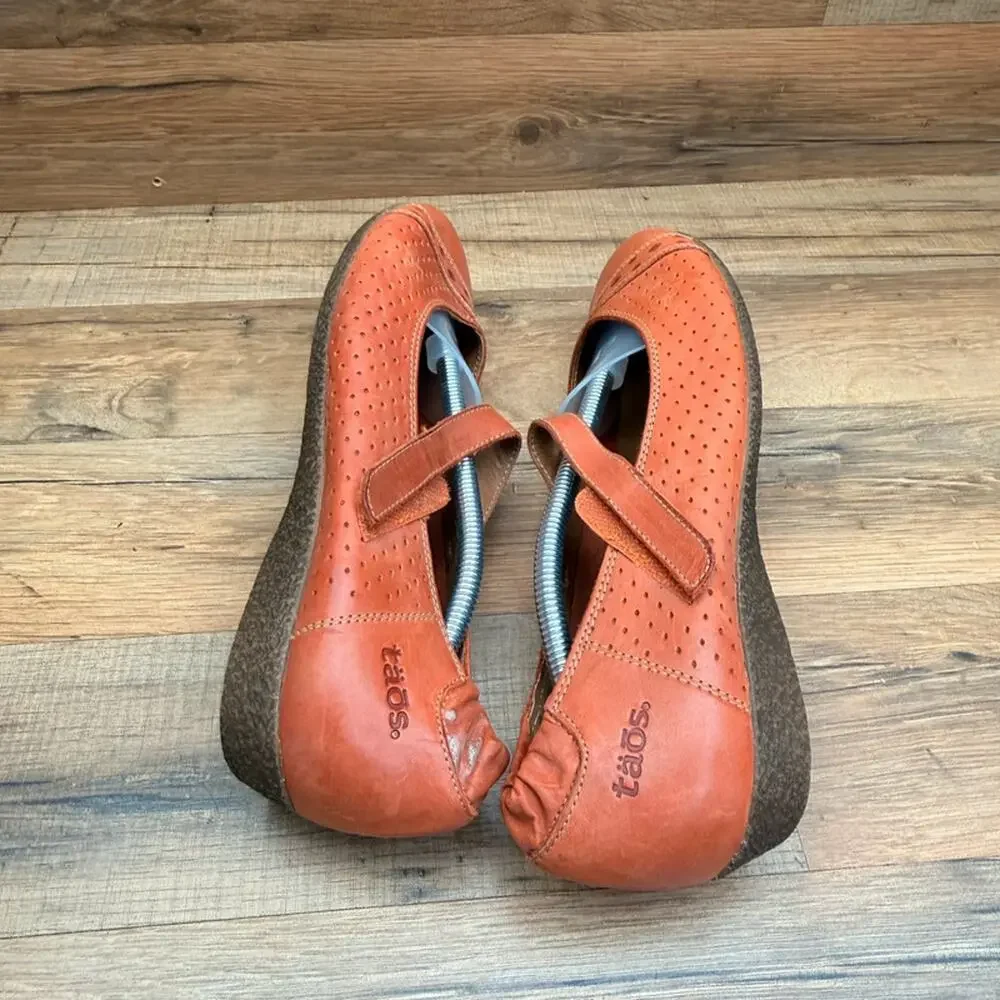 Taos Size 8-8.5 39 Leather Mary Janes Orange Shoes
